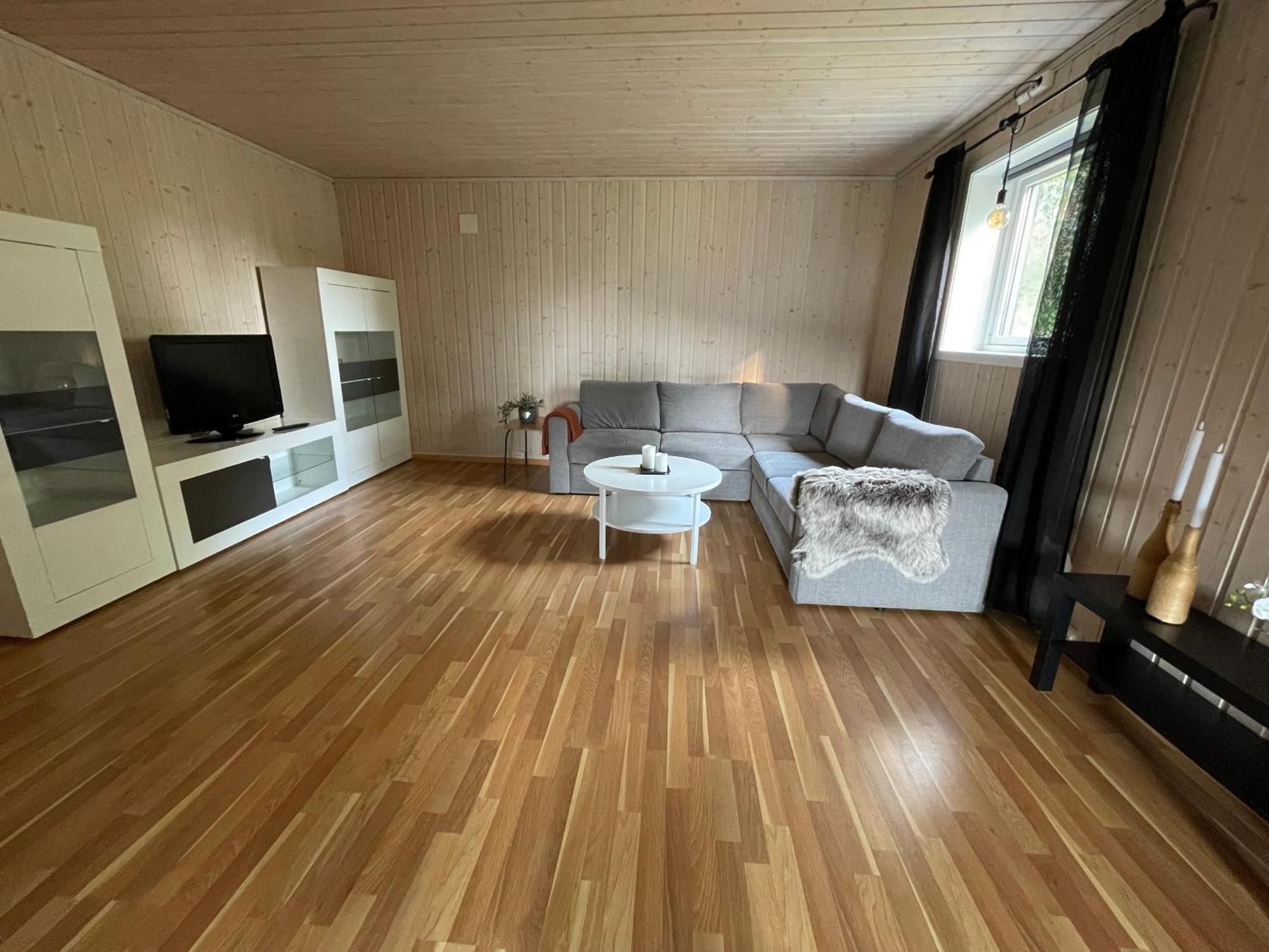 Sentral Og Romslig Leilighet Naert Senja Finnsnes Buitenkant foto