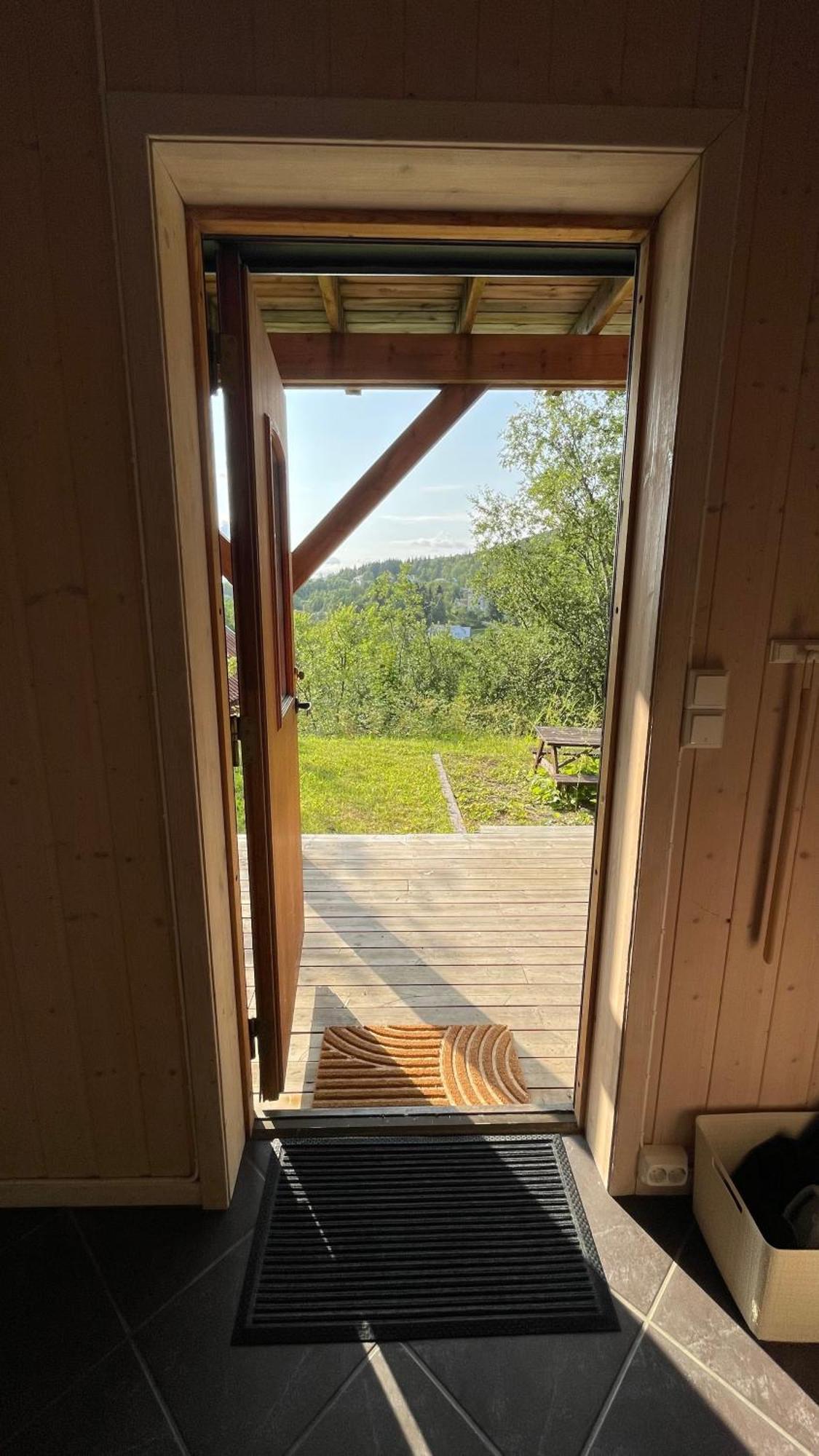 Sentral Og Romslig Leilighet Naert Senja Finnsnes Buitenkant foto